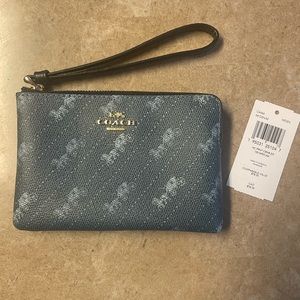 Coach corner zip